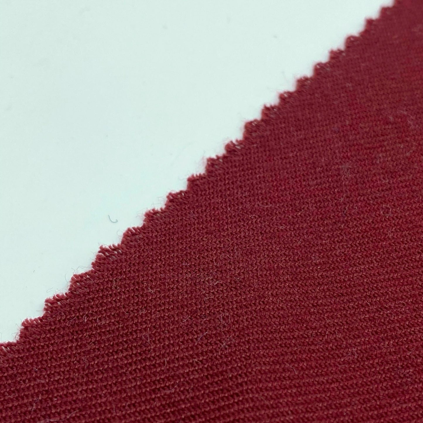 Tissu - Sergé viscose polyester bordeaux