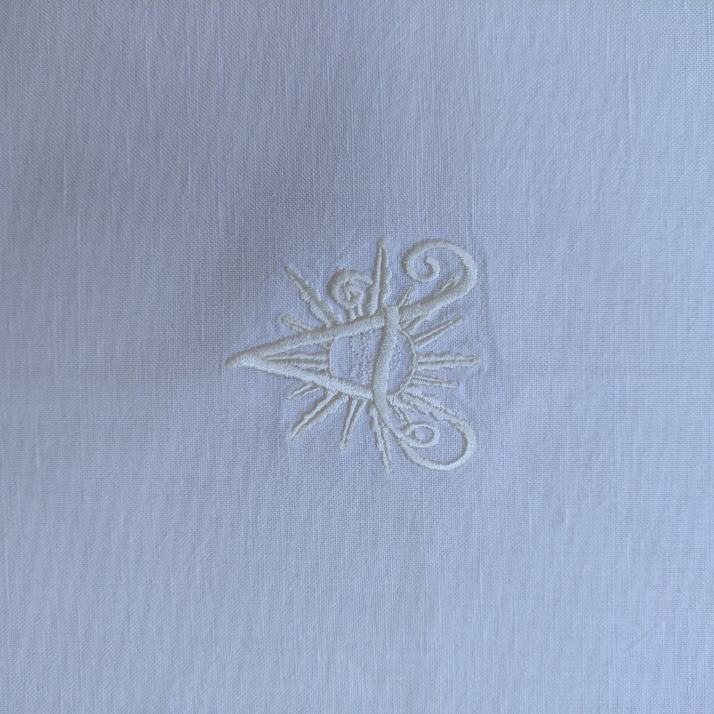 Tissu - Toile de coton et lin brodée or (nappe)