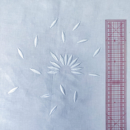 Tissu - Toile de coton et lin brodée argent (nappe)